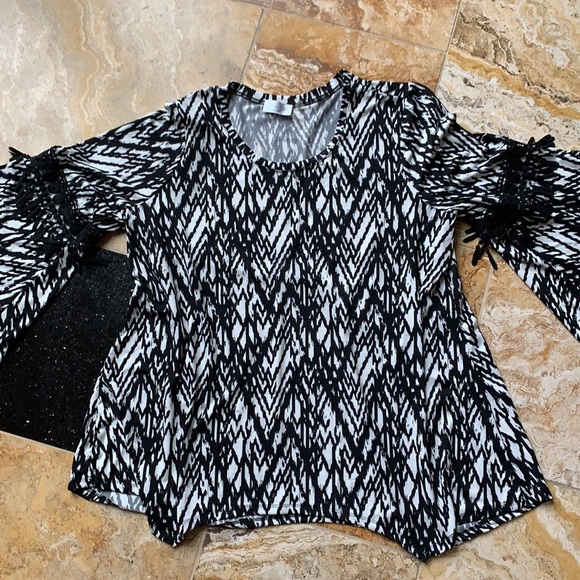 Linda Leal tunic with lace bell arms - Picture 3 of 9